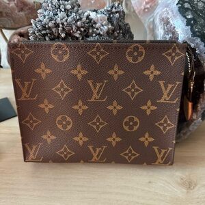 Louis Vuitton Toiletry 19